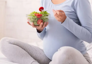 ప్రెగ్నెన్సీ సమయంలో ముందురోజు ఆహారం తినడం మంచిదేనా... వైద్యులేం చెప్పారంటే..!